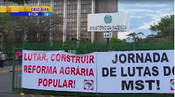 Integrantes do MST ocupam o prédio do Ministério da Fazenda