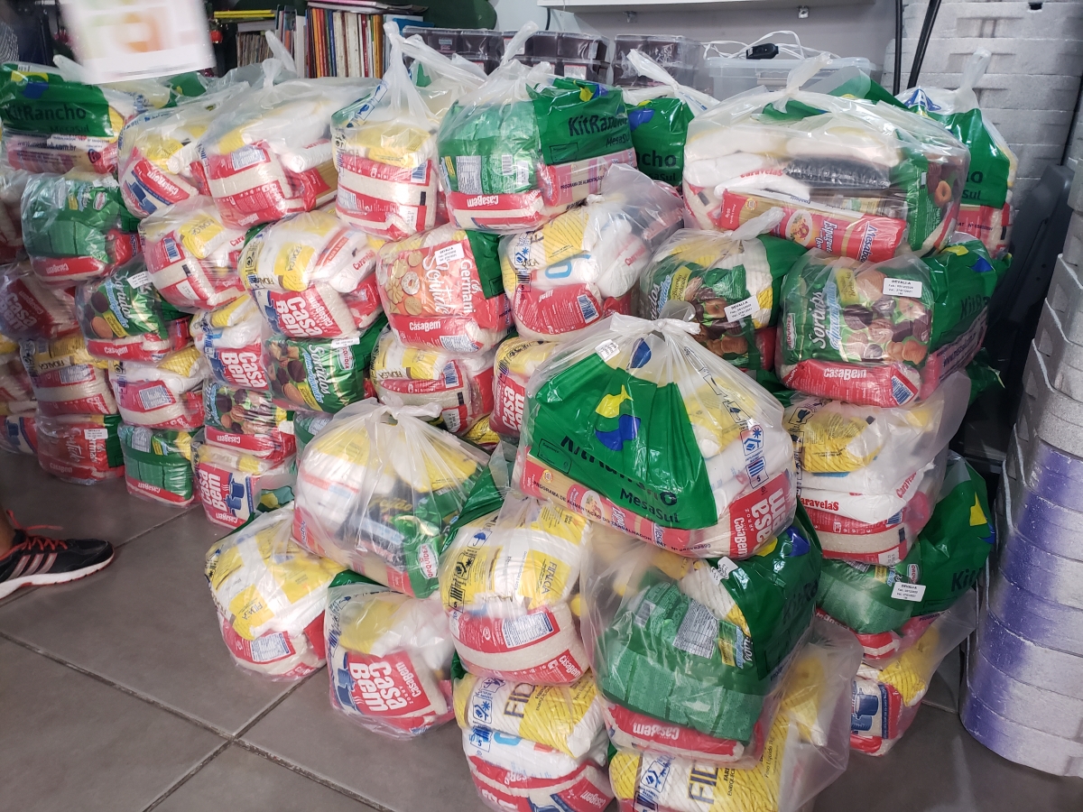 Delegacia Sindical doa 600 cestas básicas em Porto Alegre