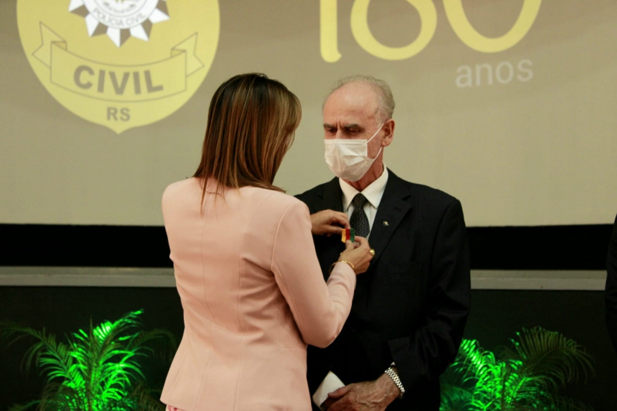 Filiado recebe medalha Tiradentes
