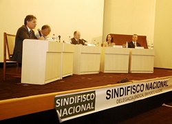 Sociedade debate tributos e previdência no Fórum Social Mundial