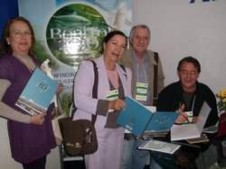 Presidente autografa livro